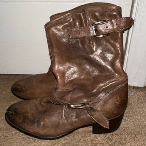 Very nice ladies Ugg boots brown leather.good soles and no stains or holes